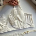 Beyaz Saten Dokulu ve Dantelli Kalp Detaylı Balenli Sütyen Takımı